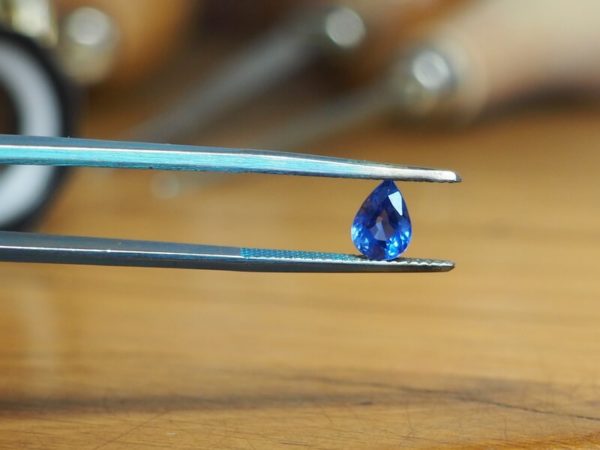 Bague de fiancaille or blanc 18 carats, saphir poire - Tentation – Image 4
