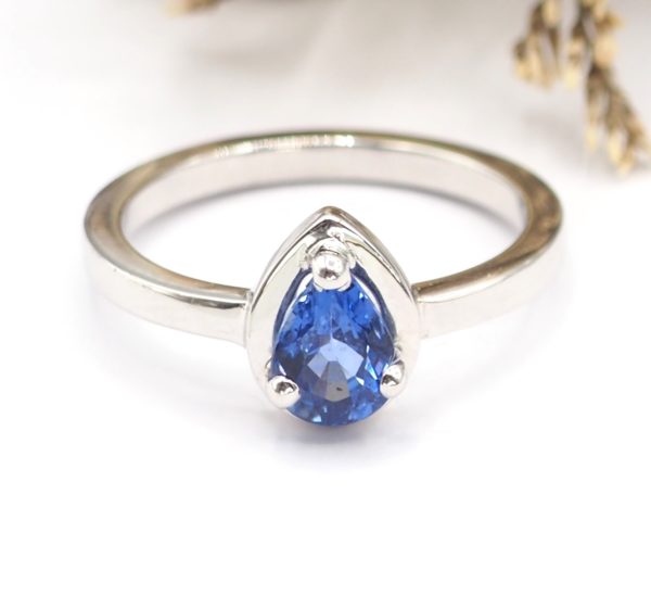 Bague de fiancaille or blanc 18 carats, saphir poire - Tentation