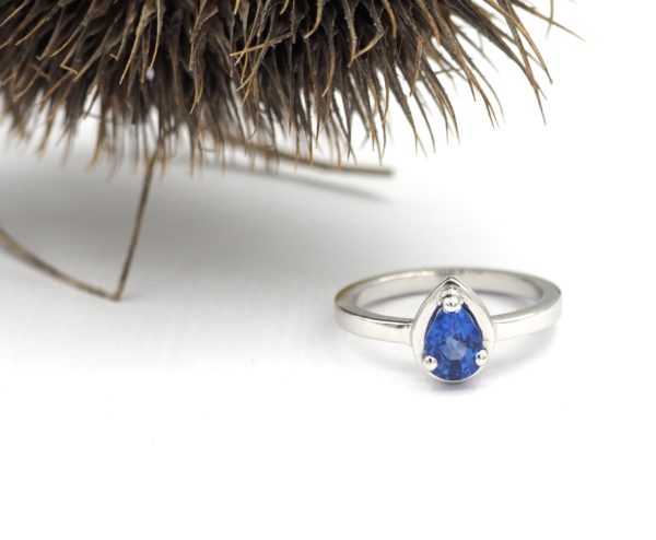 Bague de fiancaille or blanc 18 carats, saphir poire - Tentation – Image 6