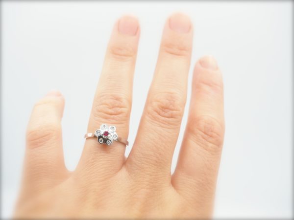 Bague or blanc 18 carats, diamants et rubis - La romantique – Image 2