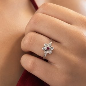 Bague or blanc 18 carats, diamants et rubis - La romantique