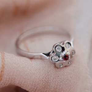 Bague or blanc 18 carats, diamants et rubis - La romantique