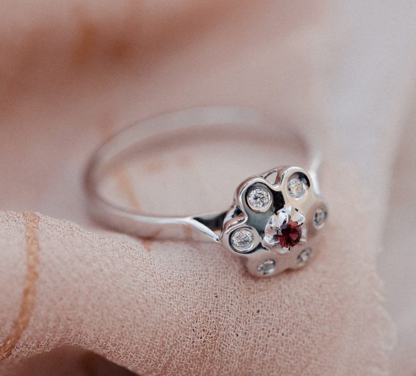 Bague or blanc 18 carats, diamants et rubis - La romantique