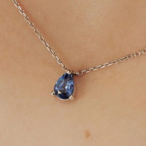 Collier or blanc 18 carats, saphir bleu forme poire - La goutte de l'océan.