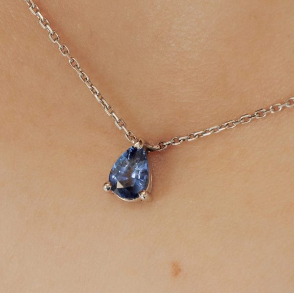 Collier or blanc 18 carats, saphir bleu forme poire - La goutte de l'océan.