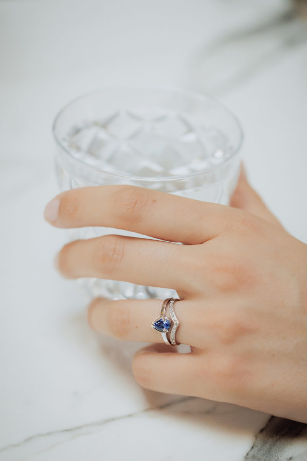 Bague de fiancaille or blanc 18 carats, saphir poire - Tentation – Image 7