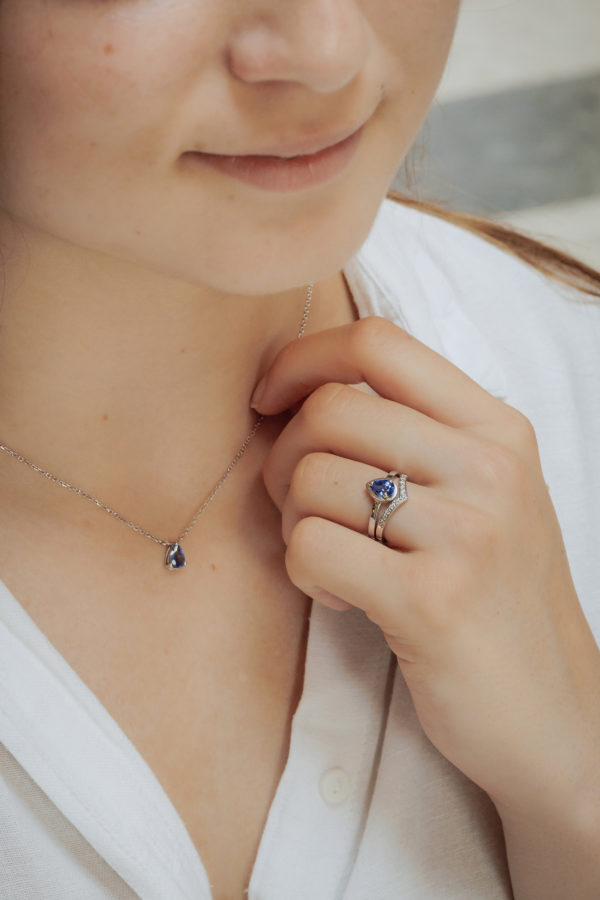 Collier or blanc 18 carats, saphir bleu forme poire - La goutte de l'océan. – Image 4