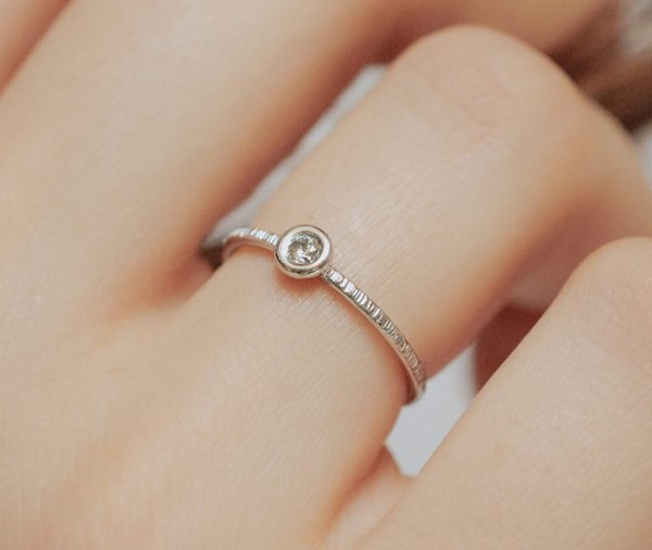 Bague or blanc 18 carats et diamant - London – Image 3