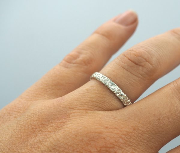 Alliance or blanc 18 carats - Nouvelle peau – Image 2