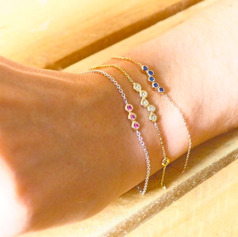 Bracelet or / Saphir rose sur or blanc et or jaune.Diamants sur or jauneSaphir bleu sur or rose.