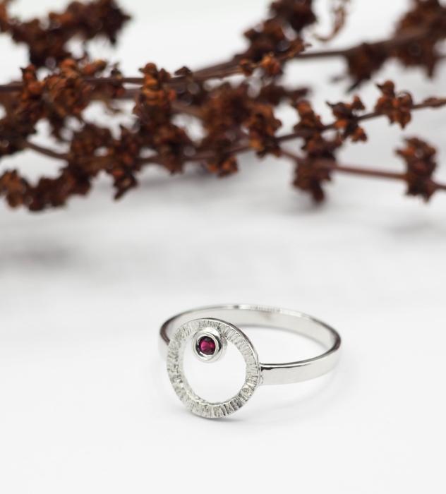 Bague or blanc et rubis 